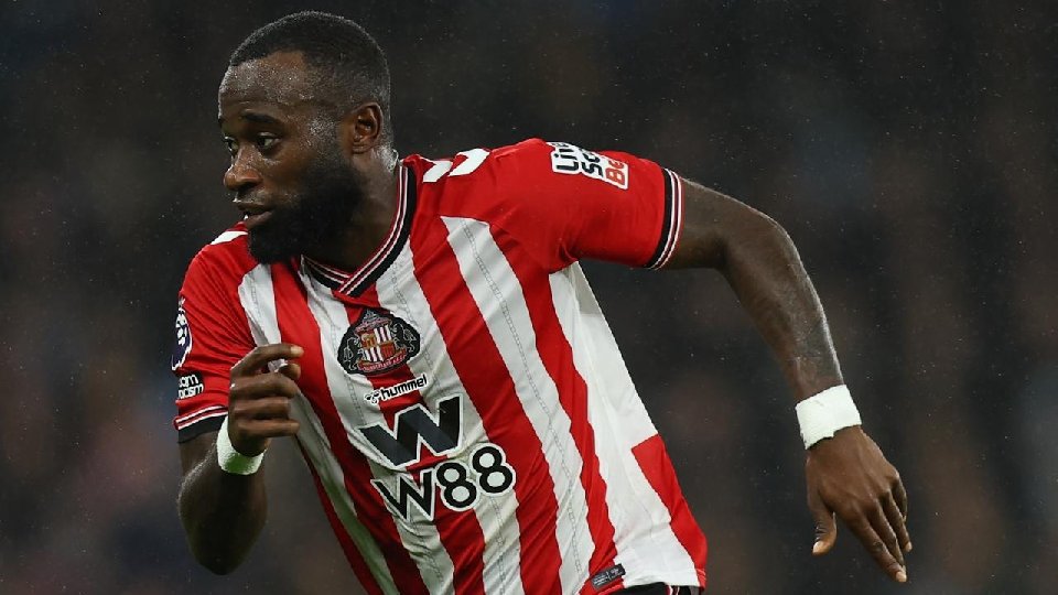 Geertruida eager to remain in Premier League amid Everton interest