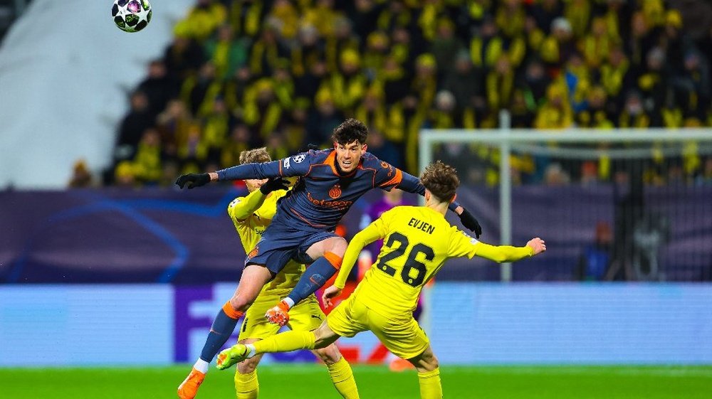 Le FC Barcelone intensifie sa poursuite du défenseur de l'Inter Milan, Alessandro Bastoni. EFE