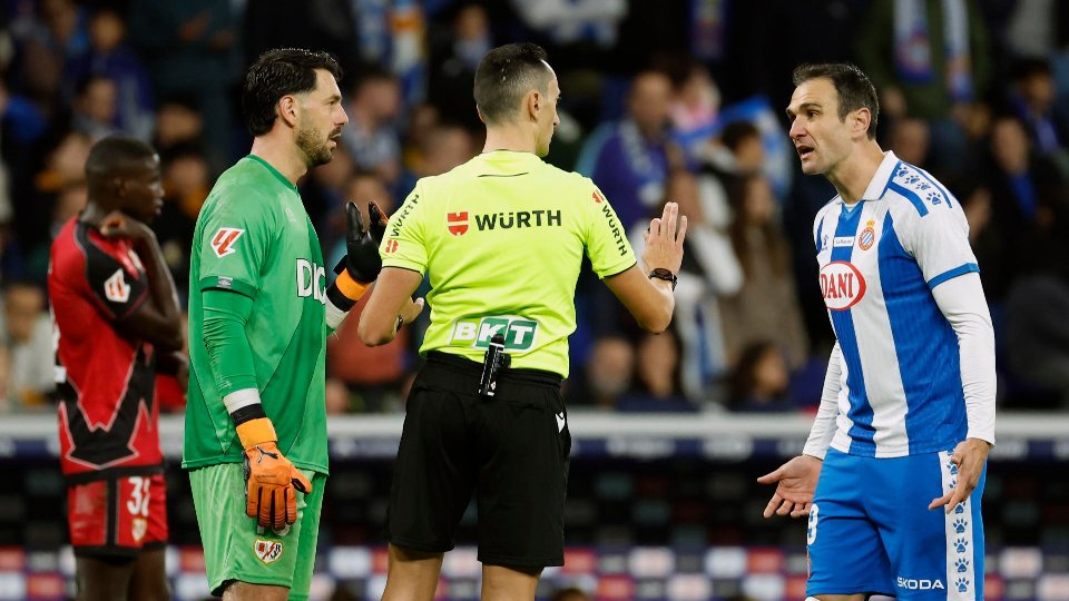 Los árbitros españoles probarán la 'ref cam' en Primera