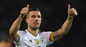 Podolski elogió a Arteta y admitió que ir al Inter fue un error