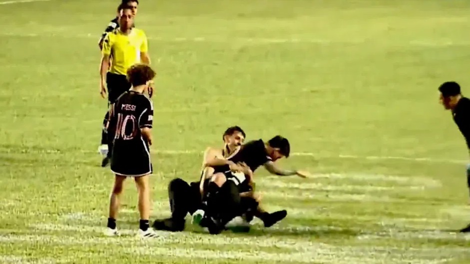 Messi, derribado por un espontáneo en su victoria en Puerto Rico