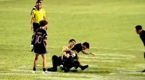 Messi, derribado por un espontáneo en su victoria en Puerto Rico