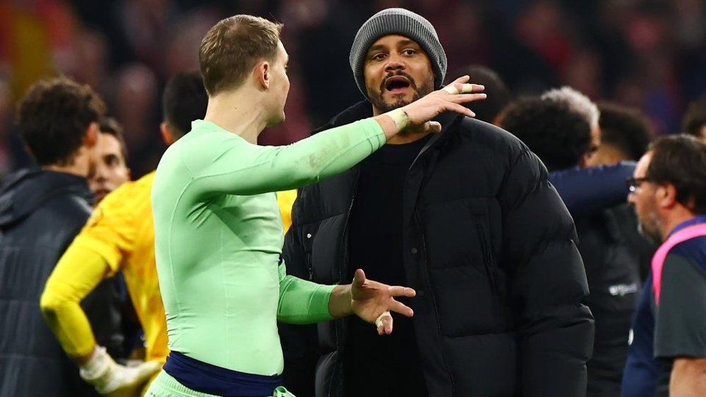 Vincent Kompany (d.) est contraint de lancer un jeune de l'académie dans le grand bain. EFE