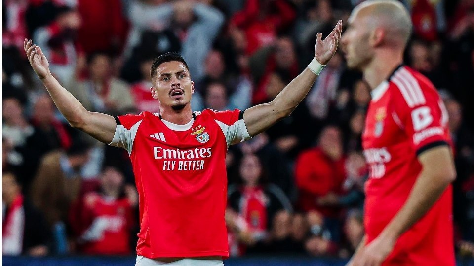 O Benfica esteve a perder, empatou no início da segunda parte e garantiu os três pontos aos 96 minutos, num jogo marcado por expulsões, cartões amarelos em barda e um final impróprio para cardíacos.
