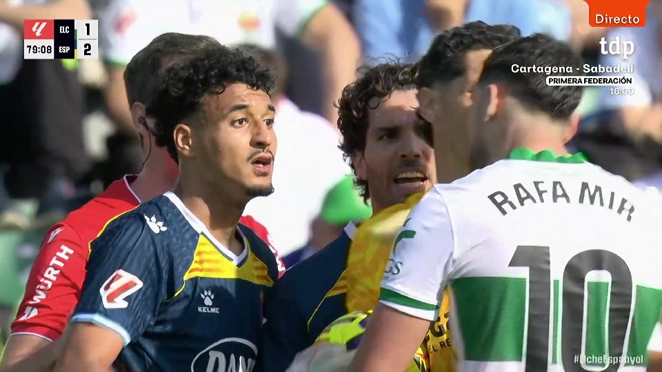 El Elche-Espanyol se detuvo tras un presunto insulto racista de Rafa Mir a El-Hilali