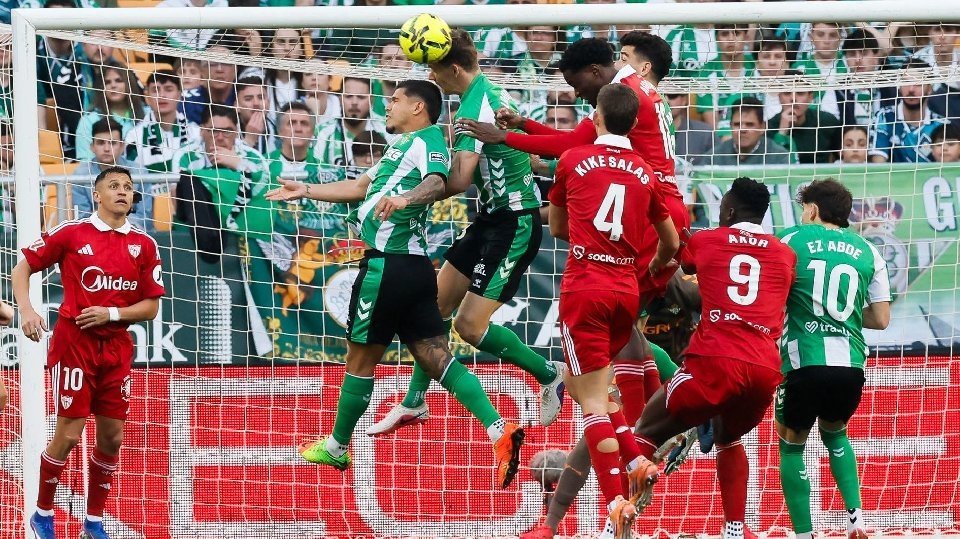 La fe del Sevilla hace saltar por los aires la lógica del derbi