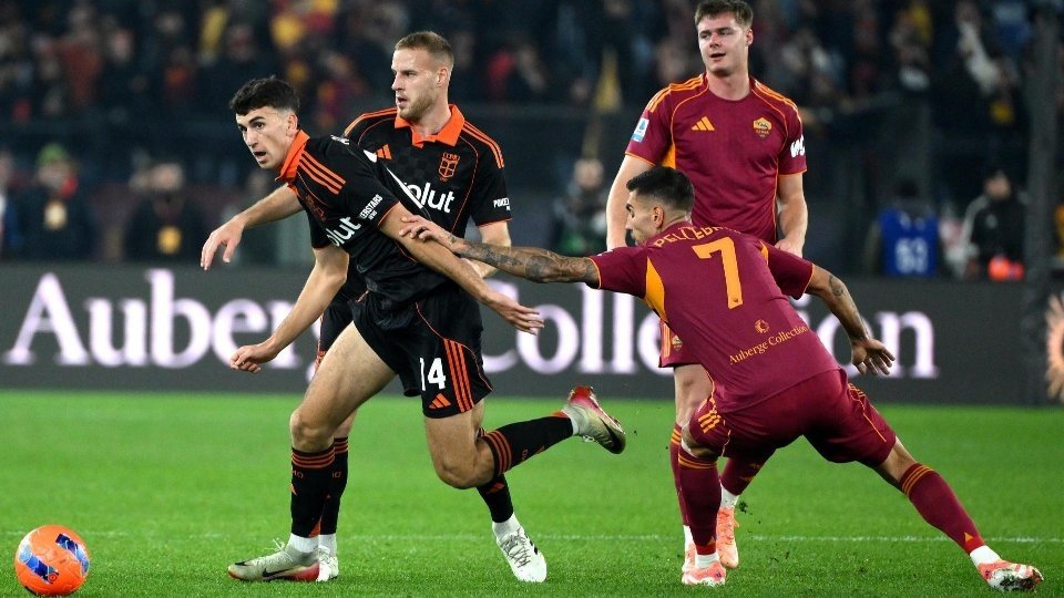 All'Olimpico si affrontano due squadre costruite per essere protagoniste: da una parte i giallorossi, dall'altra il progetto ambizioso dei lariani. E c'è anche il duello tra Paulo Dybala e Nico Paz.