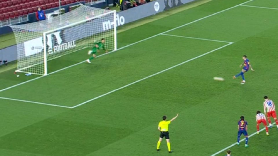 Raphinha aproxima o Barça da reviravolta com golo psicológico de penálti