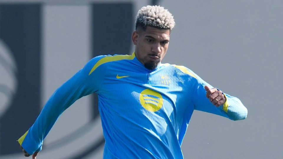 Araujo supera los problemas y entrena con el grupo