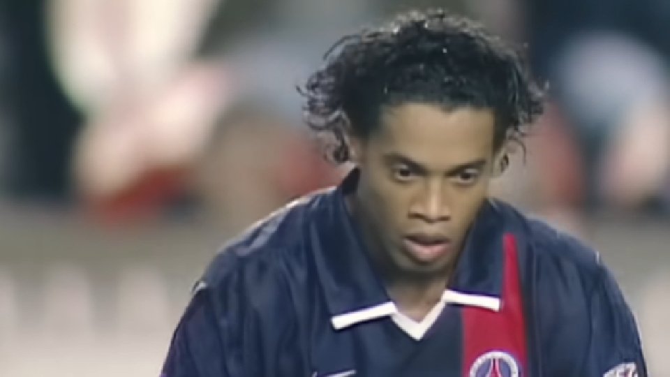 PSG relança icónica camisola de Ronaldinho