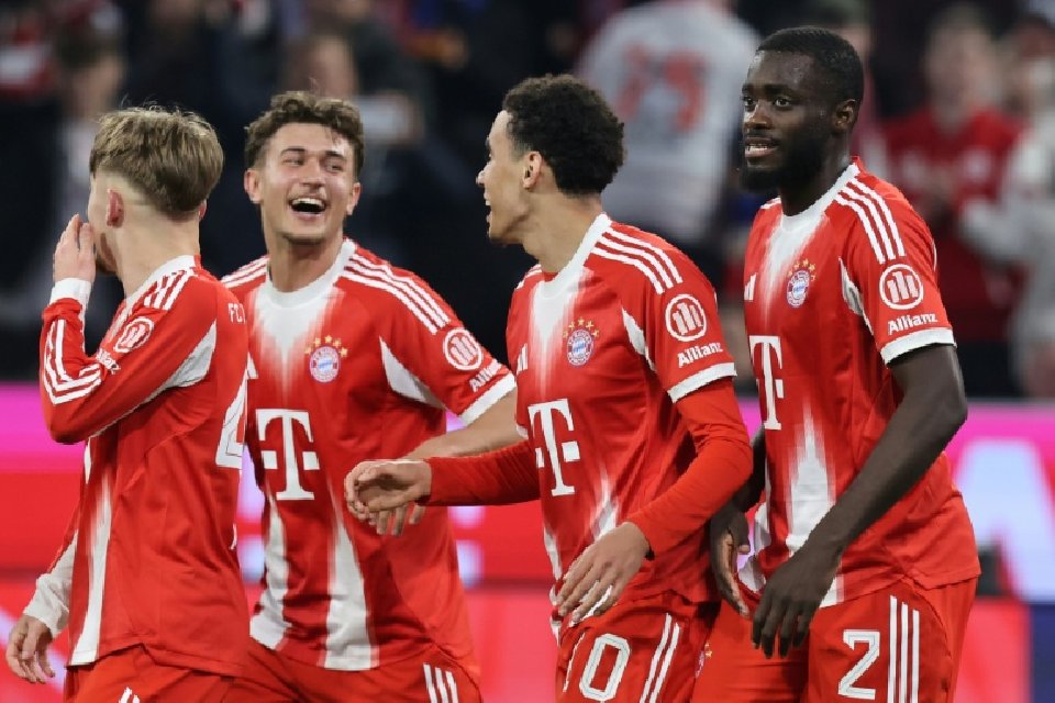 Kane-less Bayern brush aside Gladbach to continue title march