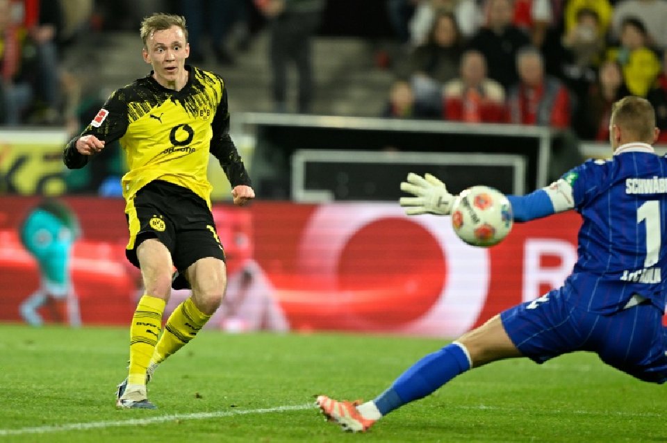 Dortmund beat 10-man Cologne to tighten grip on top-four spot