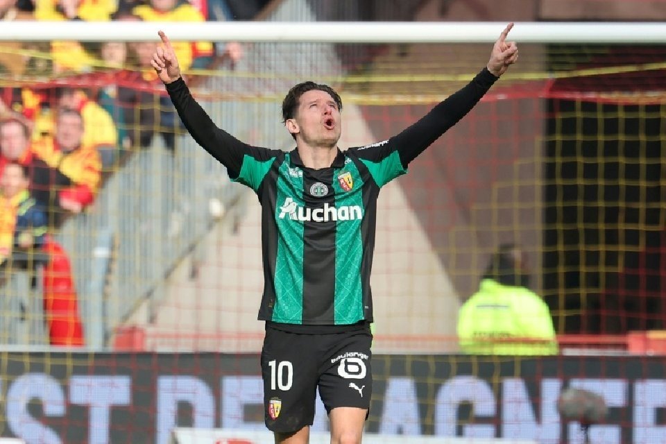 Lens clawed to within a point of Ligue 1 leaders Paris Saint-Germain on Sunday after beating bottom side Metz 3-0 to relaunch their unexpected title challenge.