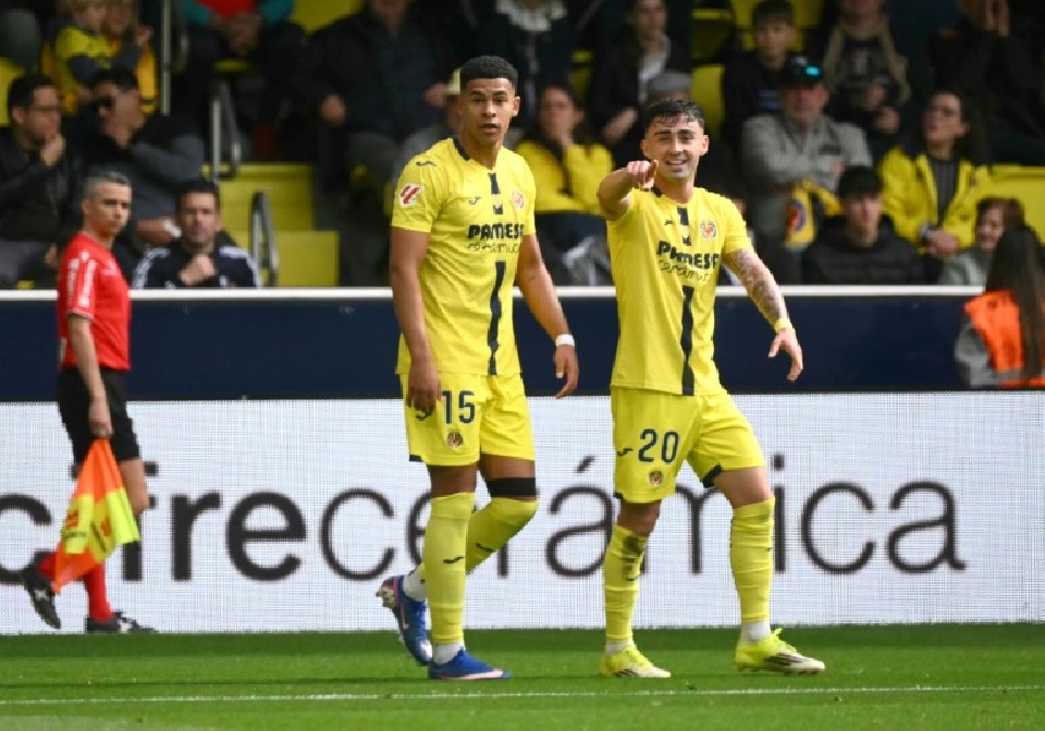 Villarreal sink Elche to stay on Atletico's tail