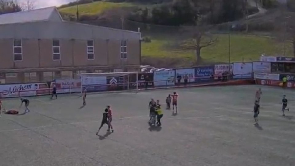 Un jugador agredió a un árbitro sin piedad y su club lo justificó