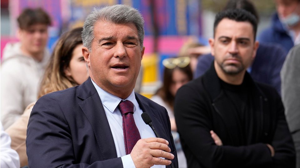 Con los mismos jugadores, Xavi perdía y Flick ganaba