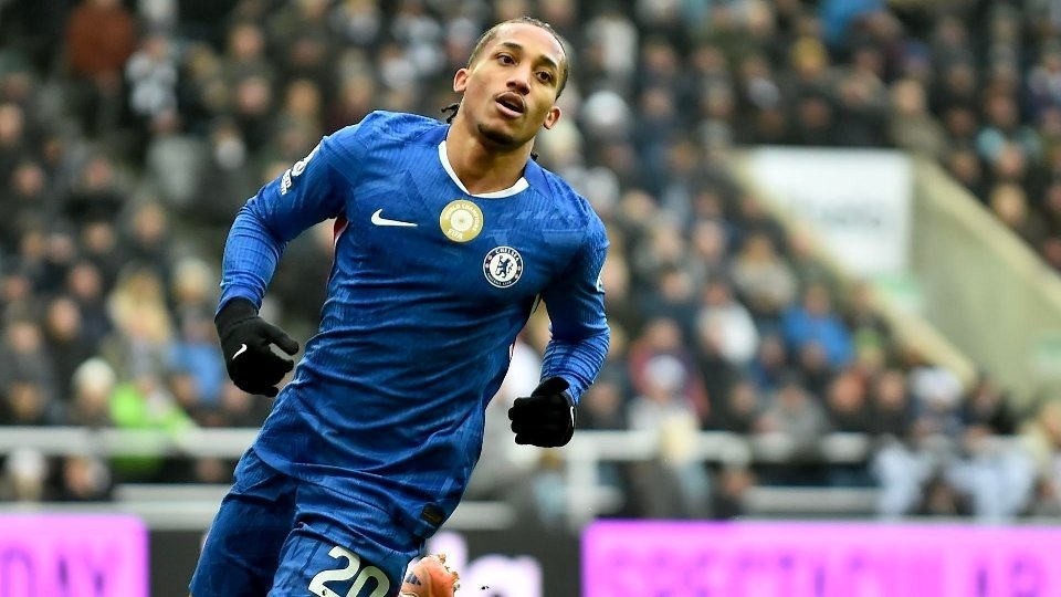 Il Chelsea Preoccupato per l'Interesse del Barcellona per João Pedro