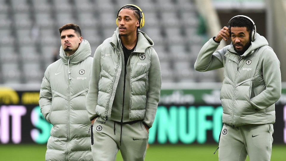 Pedro Neto (g), Joao Pedro (c) y Reece James (d)