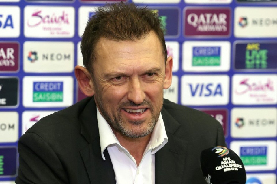 Socceroos coach Popovic taps rugby supremo Jones ahead of ...