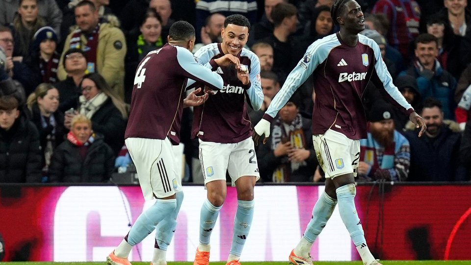 Watkins e Abraham iniziano a intonare l'inno della Champions