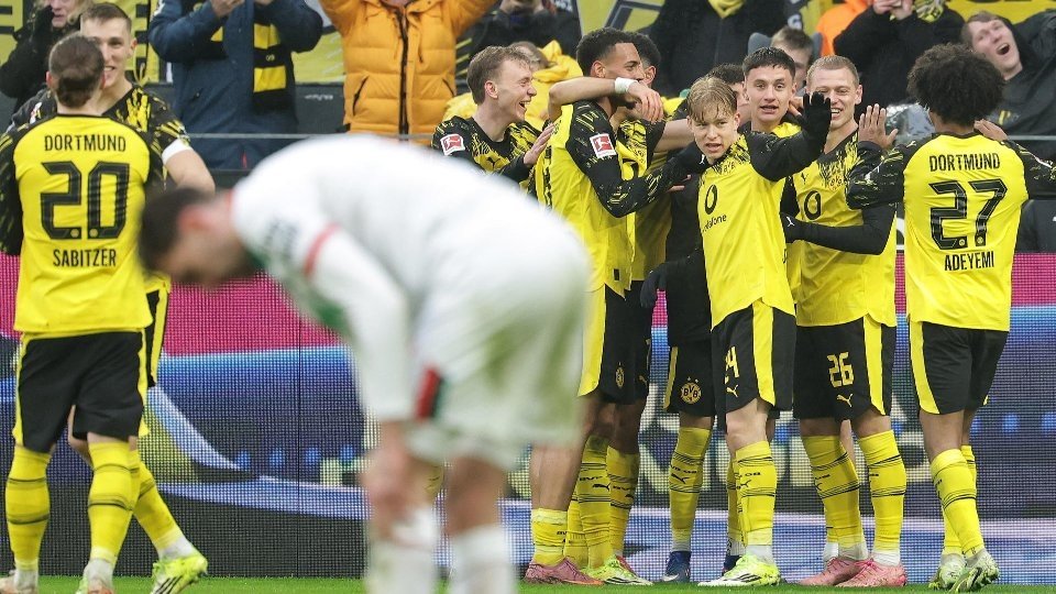 O Borussia Dortmund venceu o Augsburg por um convincente 2 a 0, com gols de Adeyemi e Reggiani. Embora tenha diminuído a distância, a Bundesliga ainda é uma quimera.