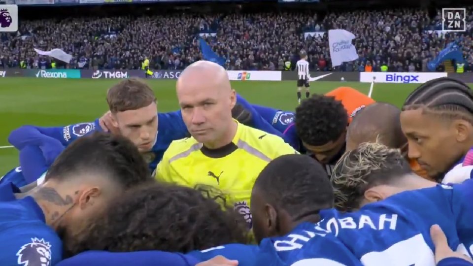 Chelsea, scena surreale a Stamford Bridge: l'arbitro finisce al centro del 'rituale' pre-gara