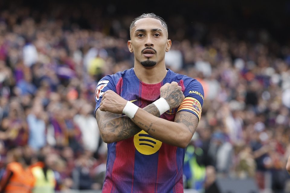 Hat-trick de Raphinha comanda vitória dominante do Barcelona sobre o Sevilla