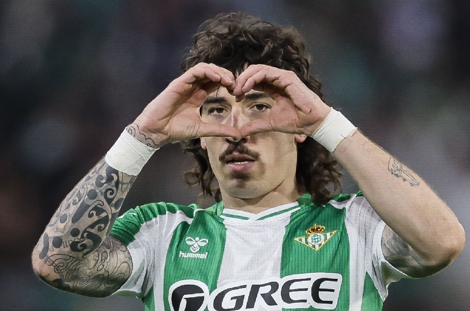 Bellerín vuelve a Sevilla y se sienta en su silla