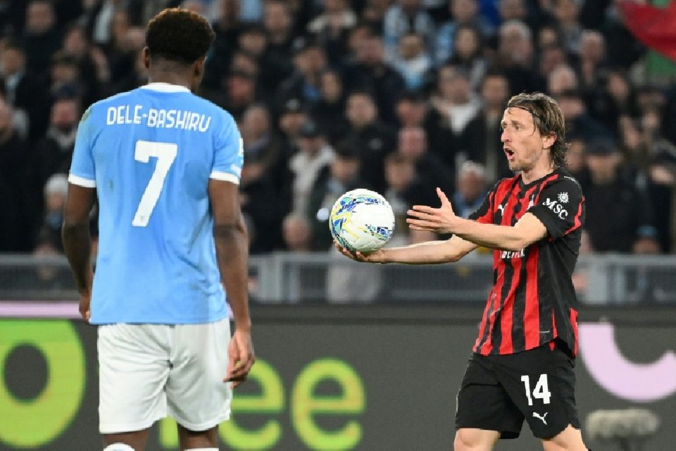 L'AC Milan s'incline contre la Lazio et laisse filer l'Inter