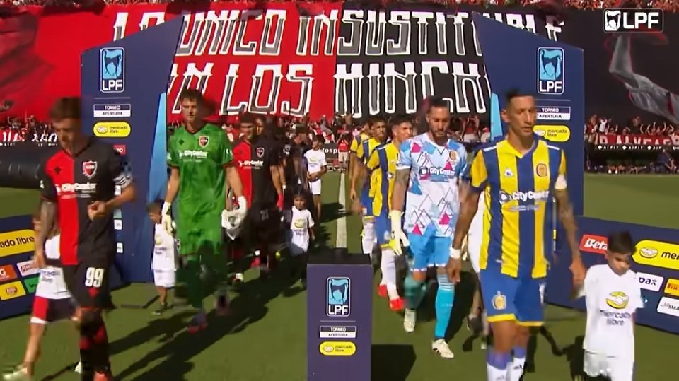 Newell's Old Boys está en una profunda crisis. Solo ha ganado uno de sus 18 últimos partidos oficiales, es el equipo más goleado de toda la Primera División Argentina y ocupa la última plaza en la tabla anual.