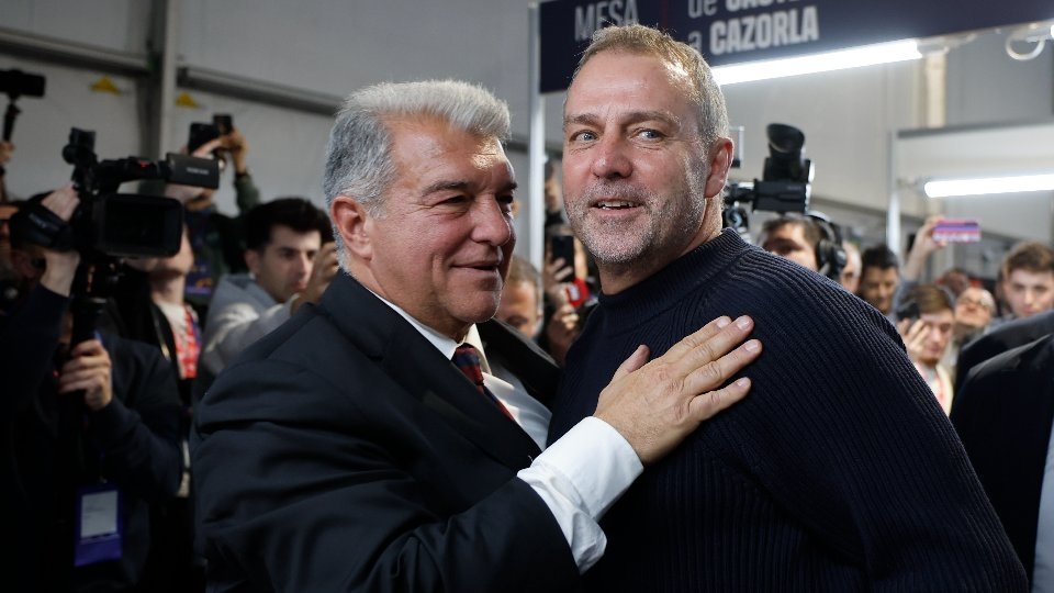 Hansi Flick encaminha renovação com o Barcelona até 2028, com opção de extensão