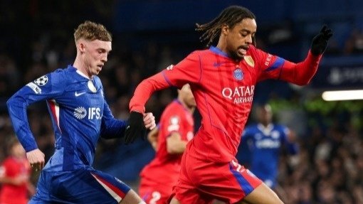 Cole Palmer de Chelsea (G) à la lutte avec le Parisien Bradley Barcola. AFP FRANCK FIFE