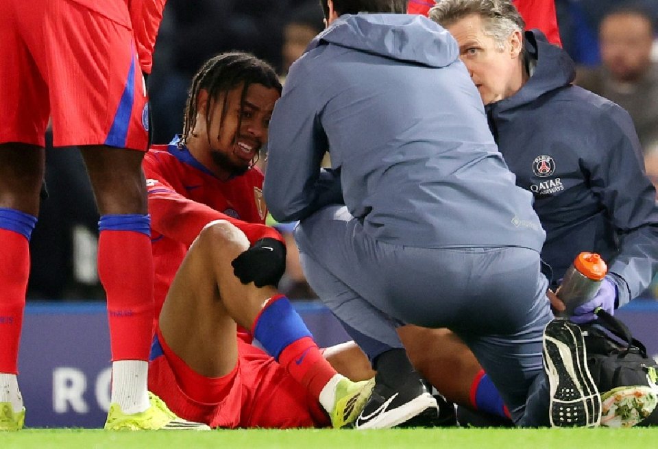 PSG's Barcola ruled out for several weeks with ankle injury