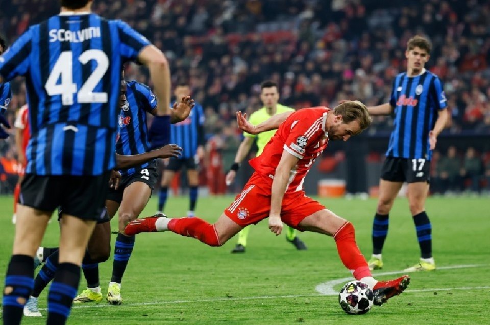Harry Kane marque d'une superbe frappe le deuxième but du Bayern Munich contre l'Atalanta. AFP/Alexandra Beier