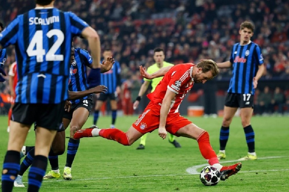 Harry Kane marque d'une superbe frappe le deuxième but du Bayern Munich contre l'Atalanta. AFP/Alexandra Beier