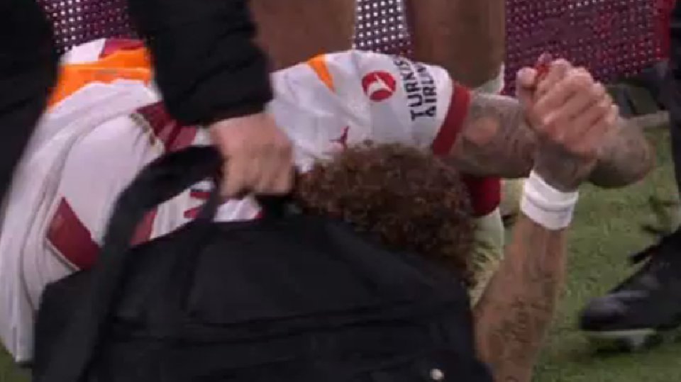 Noa Lang se amputó un dedo al chocarse con una valla en Anfield