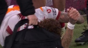 Noa Lang se amputó un dedo al chocarse con una valla en Anfield