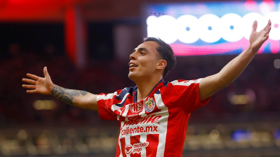Chivas asalta el liderato por la puerta grande