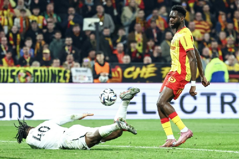 Lens go top of Ligue 1 with handsome Angers win
