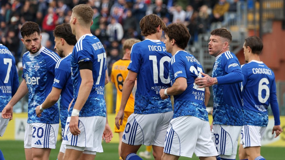 El Como abre hueco a manotazo limpio