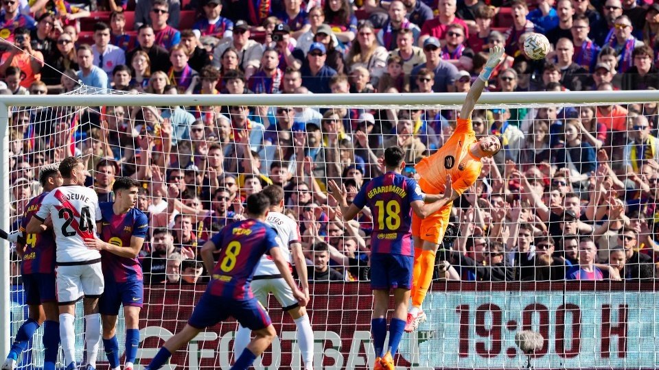 El Barça sufrió, pero ganó al Rayo. EFE