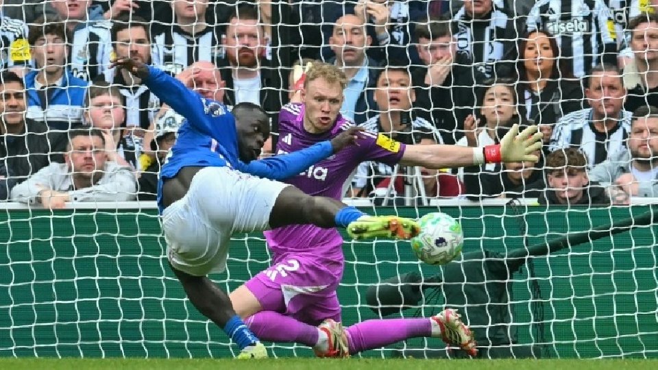 Brobbey despluma a las 'urracas'