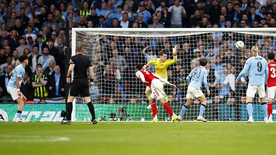 O'Reilly firmó un doblete para dar la EFL Cup al City. EFE