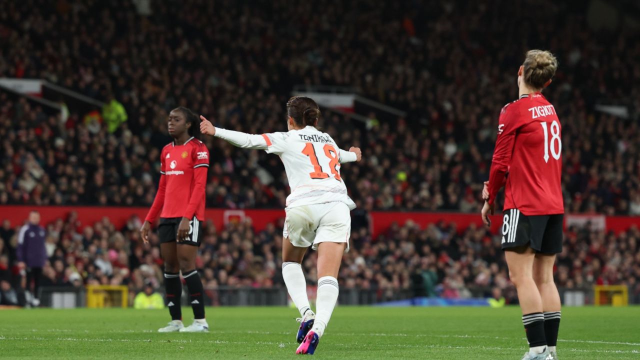 Tanikawa asalta Old Trafford