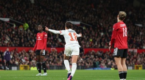 Tanikawa asalta Old Trafford