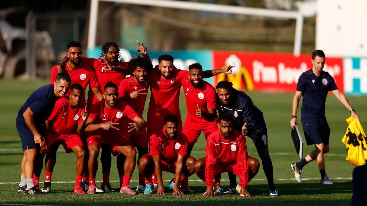 Nueva Caledonia afronta ante Jamaica el primer escalón de la repesca en su sueño por hacer historia metiendo a la isla en el Mundial. Morgan Mathelon, uno de sus exponentes, tendrá que hacer horas extras en el colegio en el que trabaja de profesor para poder jugar.