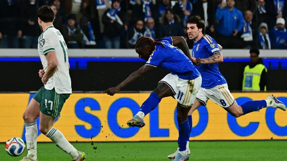 Italia doblegó a Irlanda del Norte por 2-0 en las semifinales de la repesca europea del Mundial 2026. Sandro Tonali y Moise Kean marcaron los tantos que permiten a la 'Azzurra' soñar con el regreso al gran escenario.