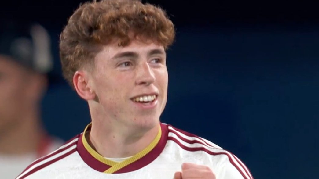 Víctor Muñoz celebra el 3-0 en el España-Serbia amistoso del 27 de marzo de 2026. Captura/RTVEPlay