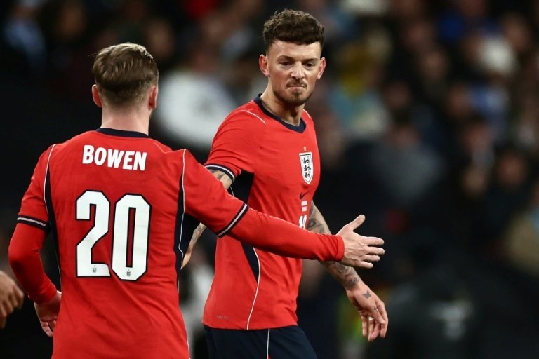 England defender Ben White (R) © AFP Henry NICHOLLS