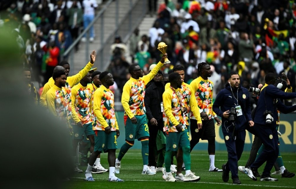 Les joueurs de l'équipe du Sénégal ont paradé avec le trophée de vainqueurs de la Coupe d'Afrique des Nations samedi au stade de France, avant le match amical face au Pérou © AFP JULIEN DE ROSA